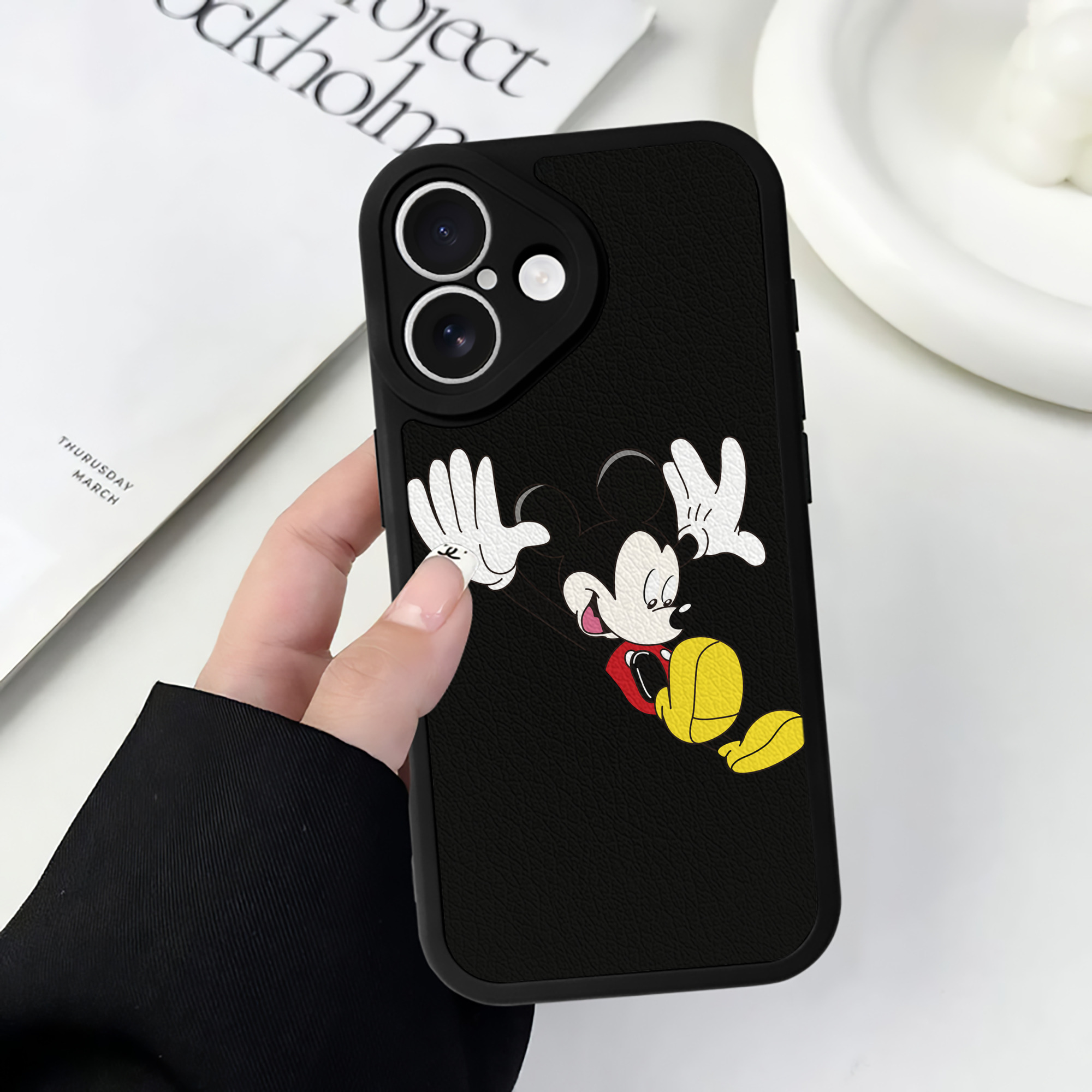 （画像用） ミッキーマウス Mickey Mouse 【iPhone 16シリーズ対応】シリコンスマホケース（レザー調） 材質：シリコン